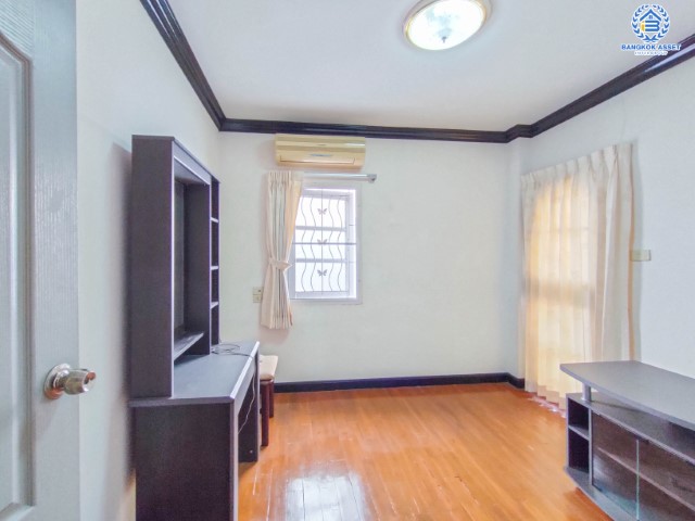 ทาวน์เฮ้าส์มือสองย่านกรุงเทพฯ ม.บ้านรุ่งเรือง สรงประภา เนื้อที่มากถึง 24.2 ตร.ว. ฟังก์ชัน 3 ห้องนอน 2 ห้องน้ำ 1 ที่จอดรถ แถมฟรี! 2 เครื่องปรับอากาศ บนทำเลเยี่ยม ใกล้รถไฟฟ้าสายสีแดง "สถานีดอนเมือง" และทางด่วน "อุตราภิมุข" ในราคาคุ้มสุดในย่าน! จองเลย!